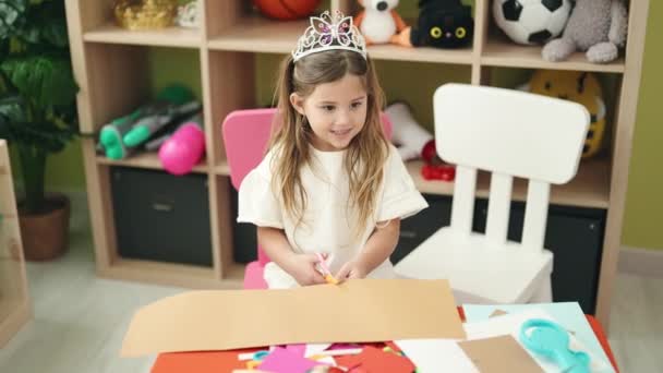 Entzückende Blonde Studentin Mit Prinzessin Krone Schneidepapier Kindergarten — Stockvideo