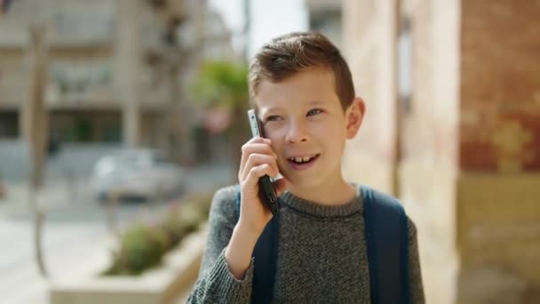 Ξανθός Μαθητής Παιδί Μιλάει Στο Smartphone Περπατώντας Στο Δρόμο — Αρχείο Βίντεο