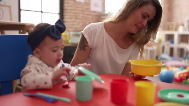 Mulher Criança Aprendendo Comer Com Brinquedo Prato Plástico Sentado Mesa — Vídeo de Stock