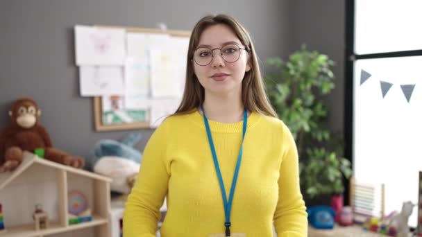 Anaokulundaki Okul Gazetesinde Kendinden Emin Gülümseyen Sarışın Kadın Öğretmen — Stok video