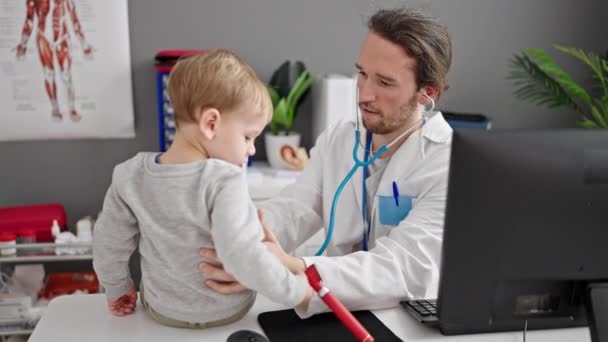 Apa Fia Orvos Vizsgálja Gyermek Klinikán — Stock videók