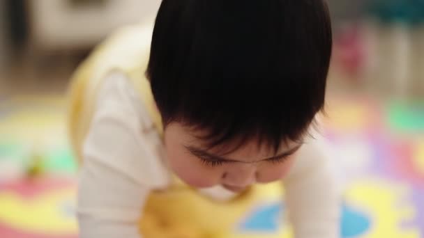 Adorável Bebê Hispânico Rastejando Chão Jardim Infância — Vídeo de Stock