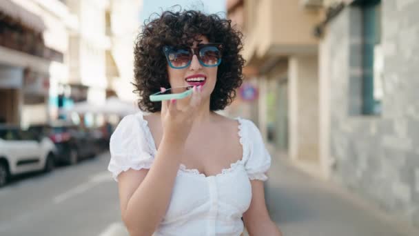 Mladý Střední Východ Žena Usmívá Sebevědomě Mluvit Smartphone Ulici — Stock video