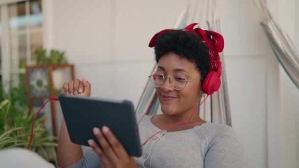 Afroamerykanka Ogląda Film Touchpad Leżący Hamaku Domu Taras — Wideo stockowe