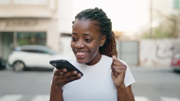 非洲裔美国妇女自信地在街上用智能手机交谈 — 图库视频影像