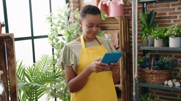 Afro Americana Florista Sorrindo Confiante Usando Touchpad Florista — Vídeo de Stock