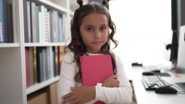 Sevimli Spanyol Kız Öğrenci Gülümsüyor Sınıfta Kendine Güvenen Kucaklama Kitabı — Stok video