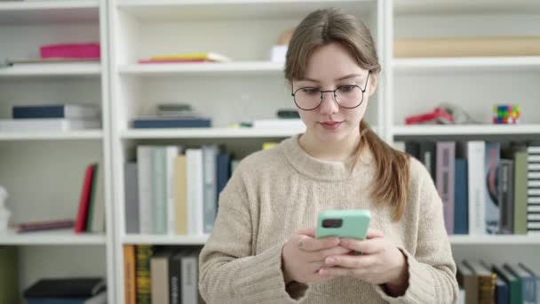 Ung Blond Kvinna Student Med Smartphone Gör Gest Biblioteket Universitet — Stockvideo