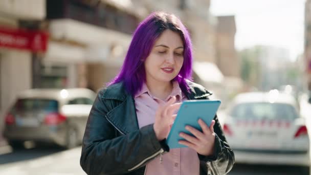 Junge Size Frau Lächelt Selbstbewusst Mit Touchpad Auf Der Straße — Stockvideo