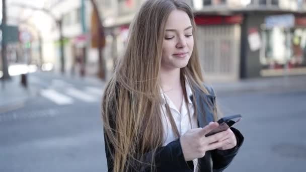 Ung Blond Kvinna Ler Säker Med Hjälp Smartphone Gatan — Stockvideo