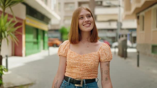 Joven Pelirroja Sonriendo Confiada Mirando Lado Caminando Por Calle — Vídeos de Stock