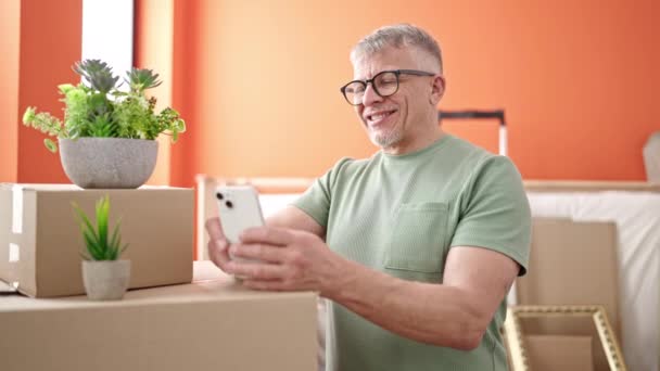 Hombre Pelo Gris Mediana Edad Usando Teléfono Inteligente Pie Nuevo — Vídeos de Stock