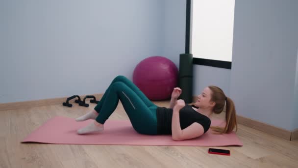 Young Blonde Woman Smiling Confident Training Abs Exercise Sport Center — Video