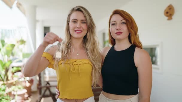 Twee Vrouwen Glimlachend Zelfverzekerd Houden Sleutel Van Nieuw Huis Thuis — Stockvideo