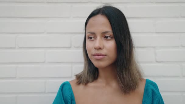Молодая Латиноамериканка Улыбается Уверенно Стоя Белом Изолированном Кирпичном Фоне — стоковое видео