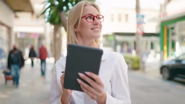 Joven Mujer Rubia Sonriendo Confiada Usando Touchpad Calle — Vídeos de Stock