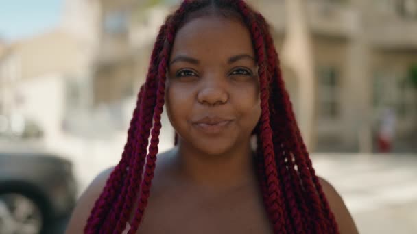 Африканская Американка Улыбается Уверенно Стоя Скрещенными Руками Улице — стоковое видео