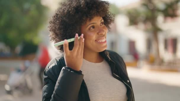 Mujer Afroamericana Joven Sonriendo Confiado Escuchando Mensaje Audio Por Teléfono — Vídeo de stock