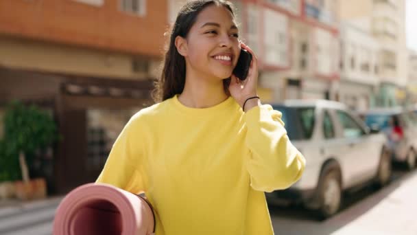 Ung Afrikansk Amerikansk Kvinna Talar Smartphone Håller Yogamatta Gatan — Stockvideo