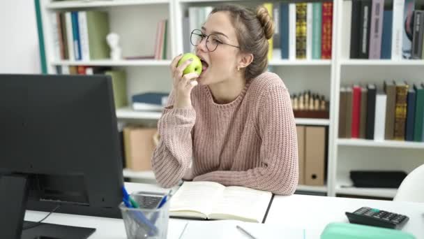 Young Beautiful Hispanic Woman Student Reading Book Eating Apple Library — Vídeo de Stock