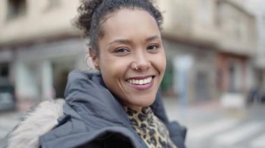 Sokakta kendine güvenen Afrikalı Amerikalı kadın gülümsüyor