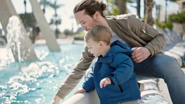 Pai Filho Sorrindo Confiante Brincando Com Água Parque — Vídeo de Stock