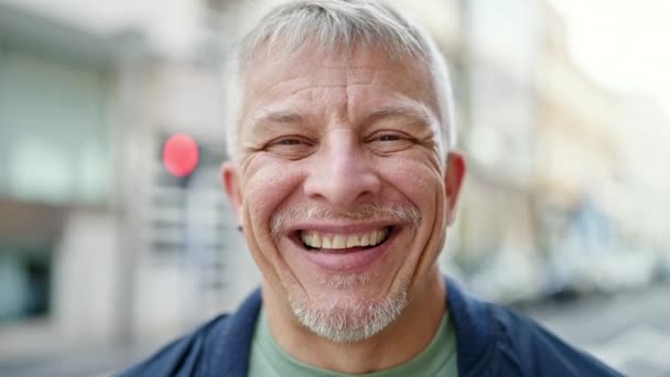 Hombre Pelo Gris Mediana Edad Sonriendo Confiado Pie Calle — Vídeo de stock