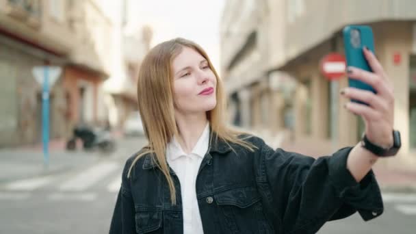 Młoda Kaukaska Kobieta Uśmiecha Się Pewnie Selfie Przez Smartfona Ulicy — Wideo stockowe