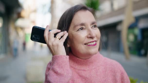 Medelålders Kvinna Ler Säker Lyssna Ljud Budskap Smartphone Gatan — Stockvideo