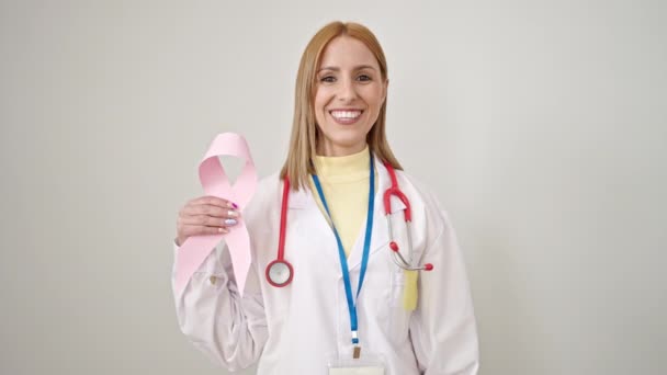 Jeune Femme Blonde Médecin Souriant Confiant Tenant Ruban Rose Sur — Video