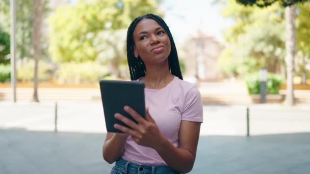 Αφροαμερικανή Γυναίκα Χαμογελά Αυτοπεποίθηση Χρησιμοποιώντας Touchpad Στο Δρόμο — Αρχείο Βίντεο