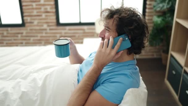 Fiatal Spanyol Férfi Beszél Okostelefonon Kávézás Hálószobában — Stock videók