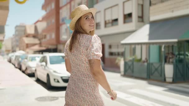 年轻的女游客头戴夏帽 双手叉腰站在街上 — 图库视频影像
