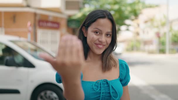 Молода Іспаномовна Жінка Посміхається Впевнено Робить Жест Пальцем Вулиці — стокове відео
