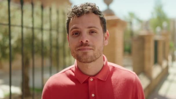 Νεαρός Ισπανόφωνος Χαμογελά Σίγουρος Κάνει Χειρονομία Φιλί Χέρι Στο Δρόμο — Αρχείο Βίντεο