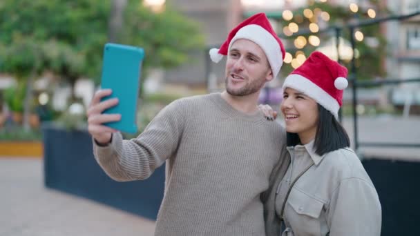 Junges Paar Mit Videoanruf Zeigt Weihnachtsgeschenk Park — Stockvideo