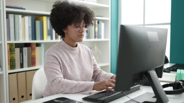 Jovem Afro Americana Estudante Usando Computador Estressado Sala Aula Universidade — Vídeo de Stock