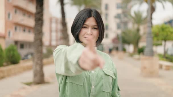 Jonge Chinese Vrouw Glimlachen Zelfverzekerd Doen Komende Gebaar Met Vinger — Stockvideo