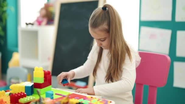 Entzückendes Hispanisches Mädchen Spielt Kindergarten Mit Bauklötzen Tisch — Stockvideo