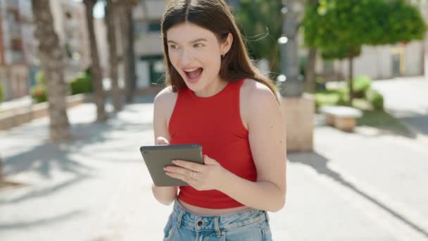 Jeune Femme Caucasienne Utilisant Touchpad Avec Expression Gagnante Parc — Video