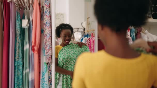 アフリカ系アメリカ人女性のお客様は衣料品店で自信を持って — ストック動画
