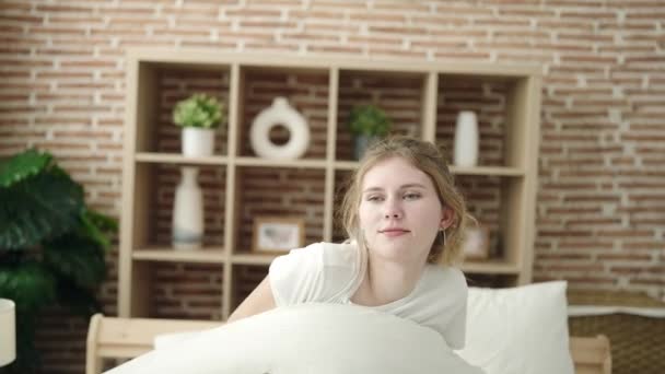 Junge Blonde Frau Wacht Mit Ausgestreckten Armen Schlafzimmer Auf — Stockvideo