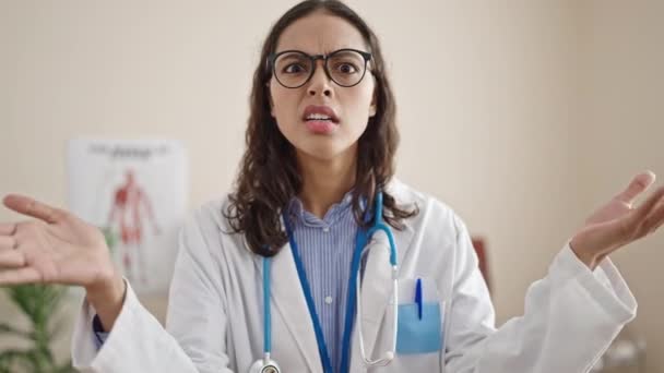 Νεαρή Όμορφη Ισπανίδα Γιατρός Θυμωμένη Και Αγχωμένη Στην Κλινική — Αρχείο Βίντεο
