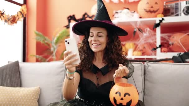 Medelåldern Latinamerikansk Kvinna Gör Selfie Med Smartphone Har Halloween Fest — Stockvideo