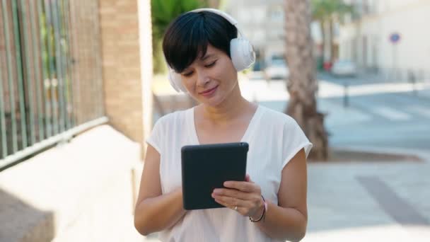 Chinesin Mittleren Alters Lächelt Selbstbewusst Mit Touchpad Und Kopfhörer Auf — Stockvideo