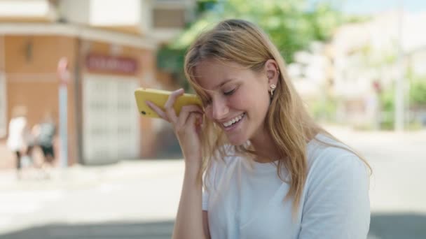 Ung Blond Flicka Ler Säker Lyssna Ljud Meddelande Från Smartphone — Stockvideo