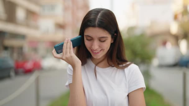 Ung Latinamerikansk Flicka Ler Säker Lyssna Ljud Budskap Smartphone Gatan — Stockvideo