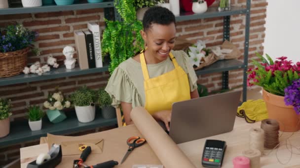 Afro Americana Florista Sorrindo Confiante Usando Laptop Florista — Vídeo de Stock