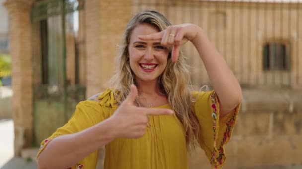 Jonge Vrouw Glimlachen Zelfverzekerd Doen Foto Gebaar Met Handen Straat — Stockvideo