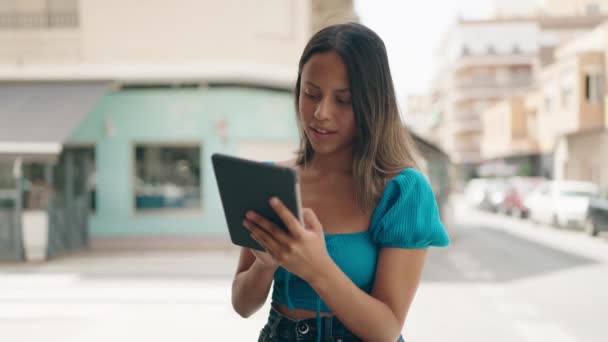 Junge Hispanische Frau Benutzt Touchpad Mit Siegerausdruck Auf Der Straße — Stockvideo